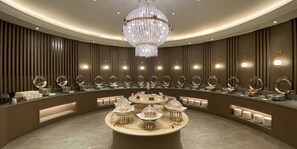 2 restaurantes; se sirven desayunos, almuerzos, cenas y cocina china