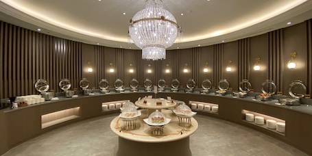 2 restaurantes; se sirve desayuno, almuerzo y cena; cocina china