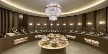 2 restaurantes; se sirven desayunos, almuerzos, cenas y cocina china 