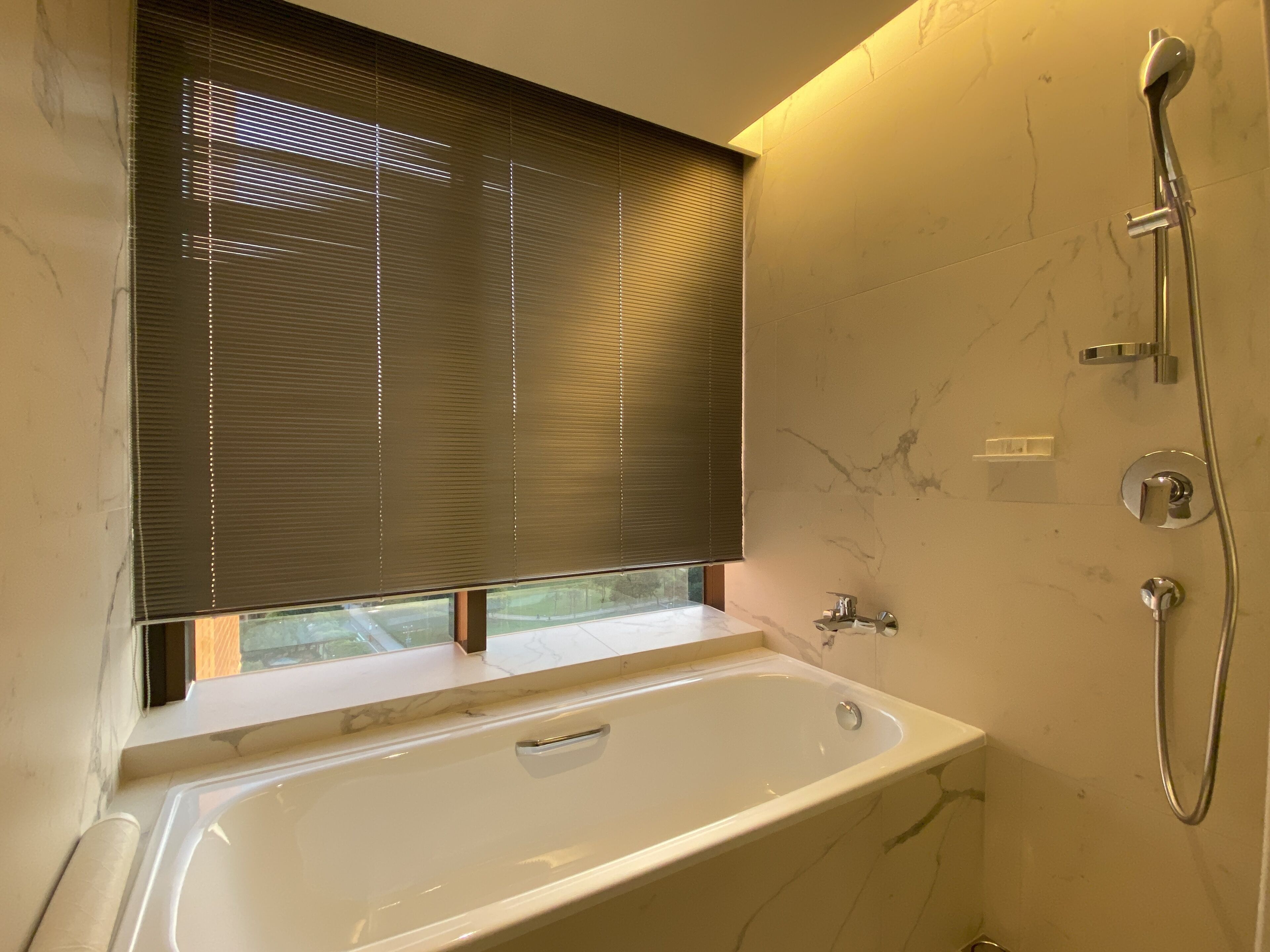 executive room(two queen beds)(11f-15f) | bathroom | hair dryer, slippers, towels, shampoo