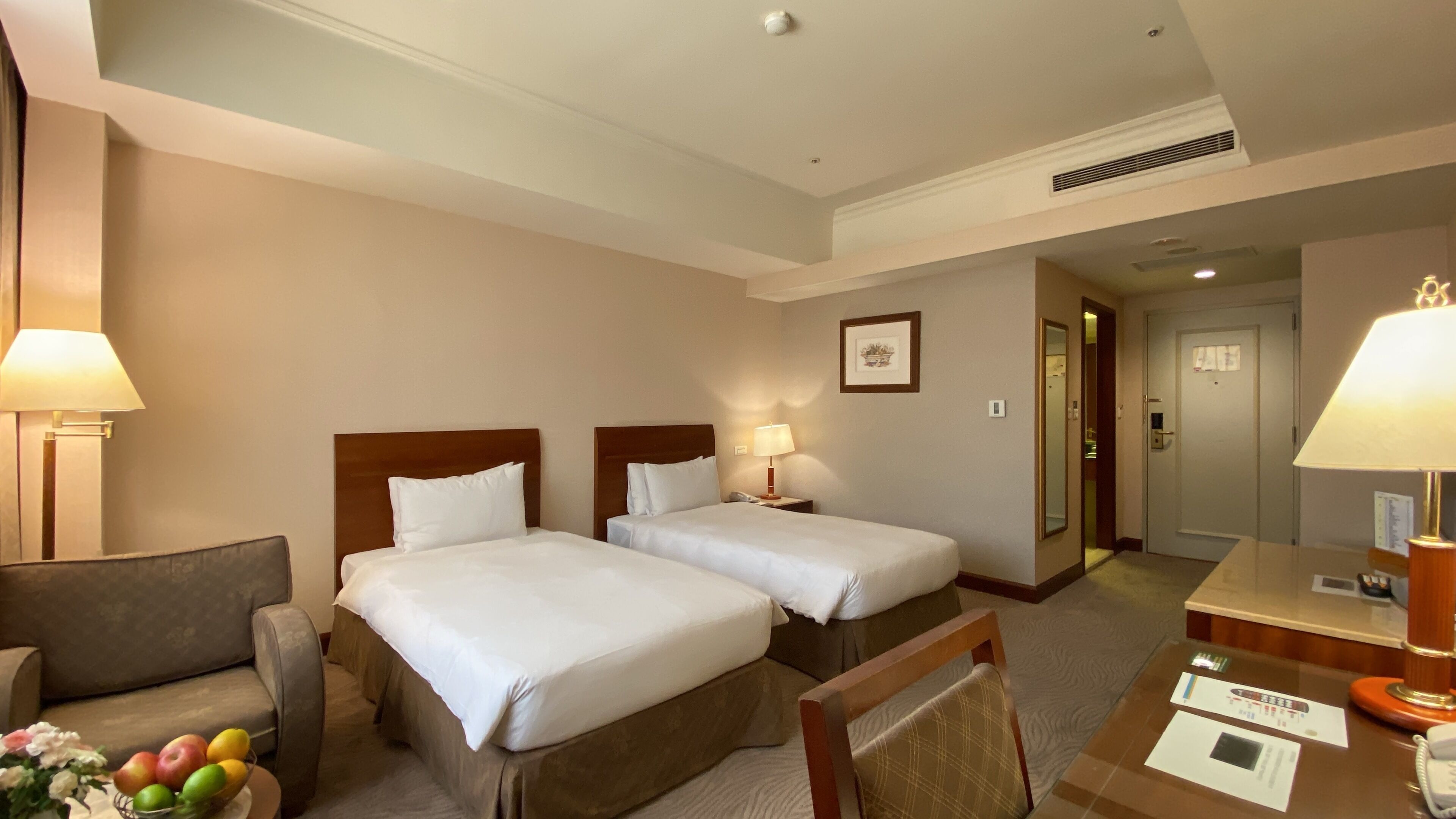 ألحفة محشوة بالريش وأسرّة بطبقة علوية مريحة وخزنة داخل الغرفة