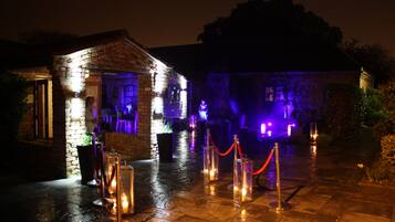 Vista frontal de la propiedad por la tarde o noche