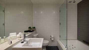 Deluxe King Room - Spa | Bathroom | Combined shower/tub, free toiletries, hair dryer, towels