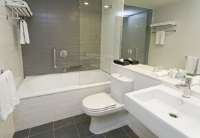 Un baño moderno con bañera, inodoro y lavamanos.