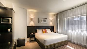 Deluxe King Room | Minibar, in-room safe, desk, blackout curtains