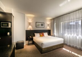 Minibar, caja de seguridad en la habitación y escritorio 