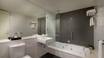 Premier-Zimmer, Whirlpool | Badezimmer | Duschwanne, kostenlose Toilettenartikel, Haartrockner, Handtücher