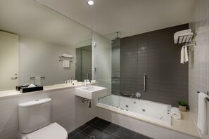 Camera Premier, idromassaggio | Bagno | Combinazione doccia/vasca, set di cortesia gratuito, asciugacapelli