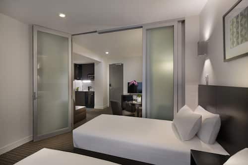 Suite Deluxe | Minibar, caja de seguridad en la habitación y escritorio