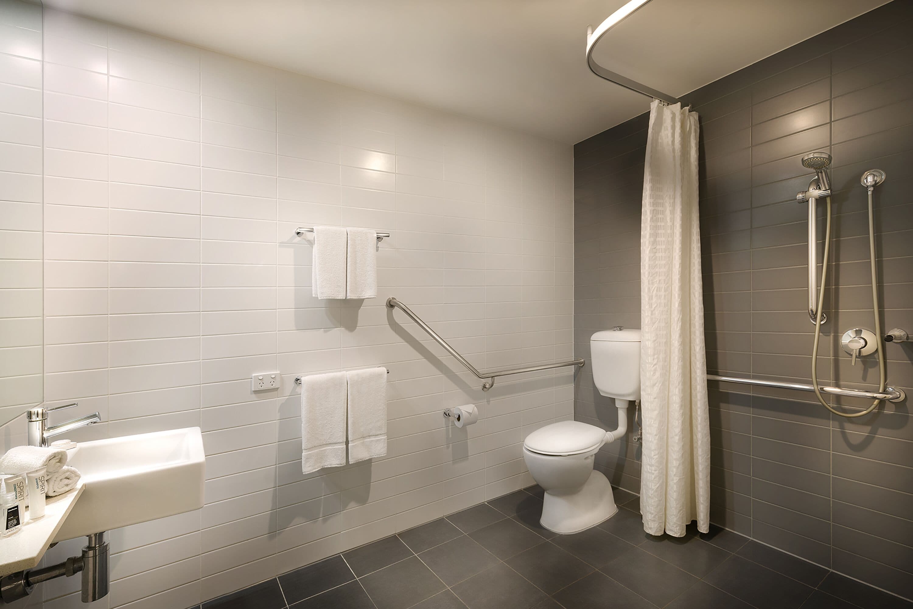 deluxe triple room | bathroom | combined shower/bathtub, free toiletries, hair dryer, towels