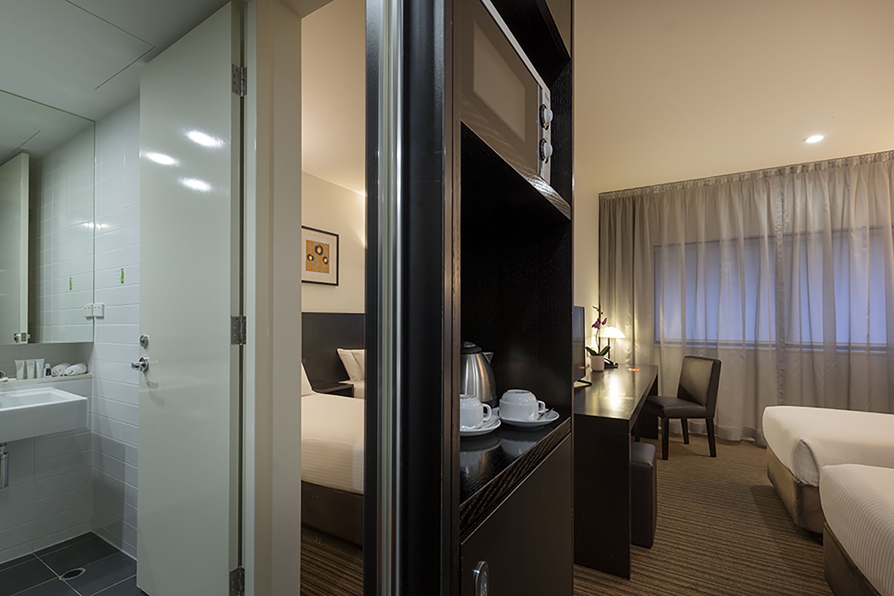 Minibar, caja de seguridad en la habitación y escritorio 