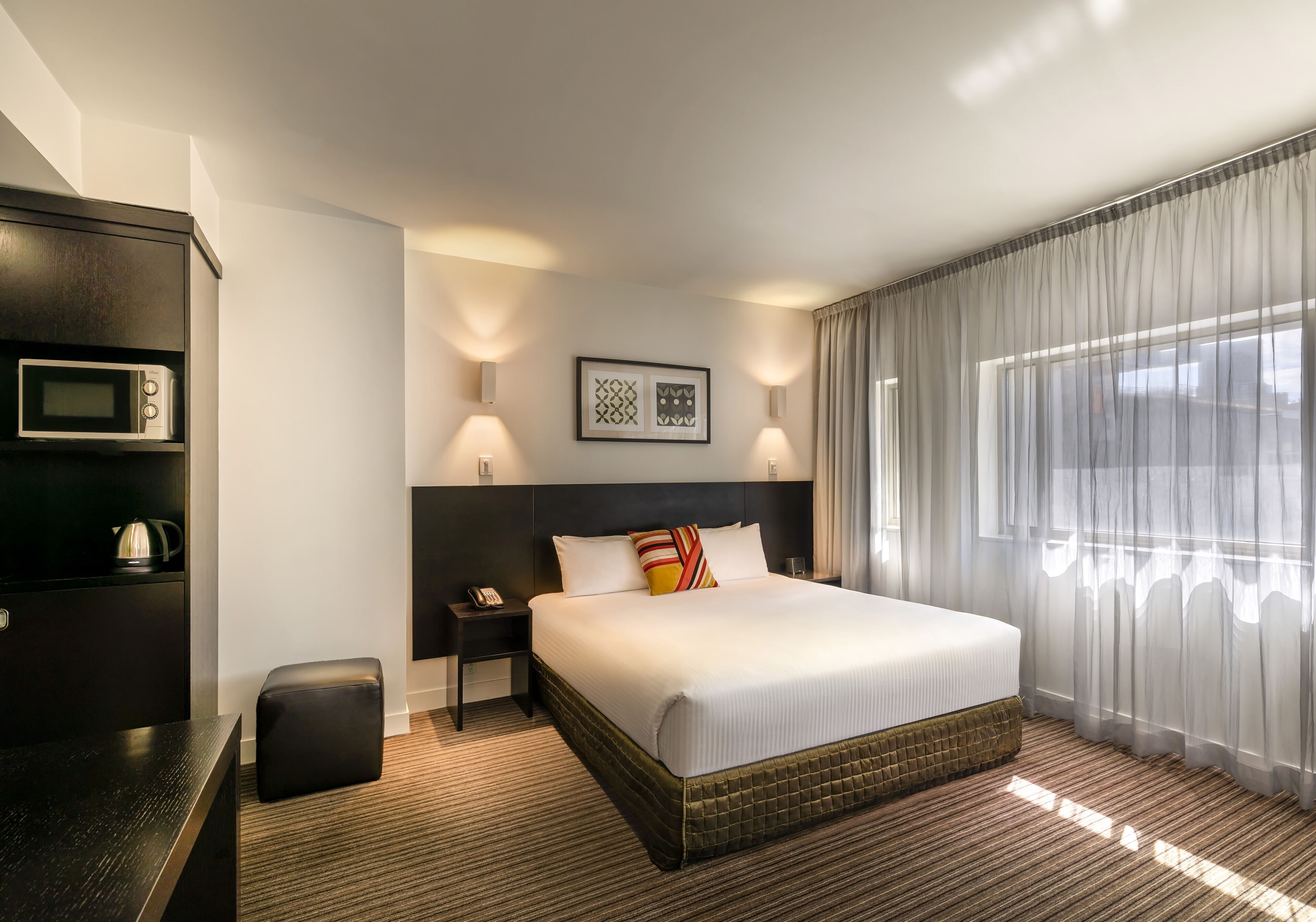 Minibar, caja de seguridad en la habitación y escritorio 