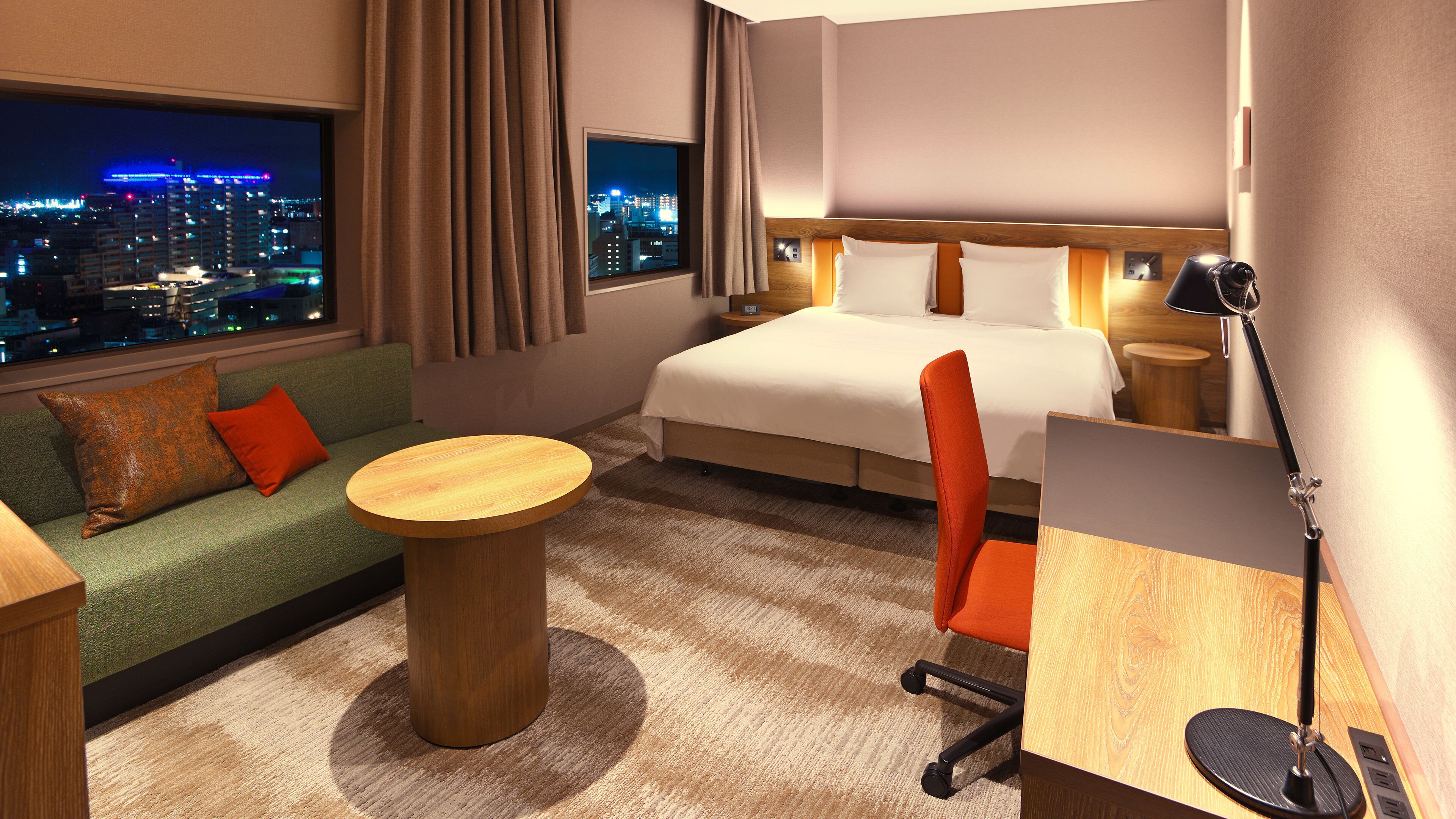 ミニバー、セーフティボックス (室内)、デスク、遮光カーテン