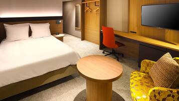 Standaard kamer, 1 tweepersoonsbed (Mid Floor) | Een minibar, een kluis op de kamer, een bureau, een laptopwerkplek