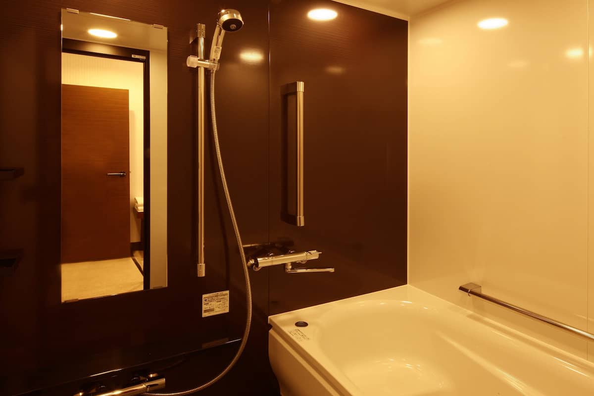Suíte júnior, 2 camas de solteiro (Separate Bath and Walk-In Shower) | Frigobar, cofres nos quartos, escrivaninha, cortinas blackout