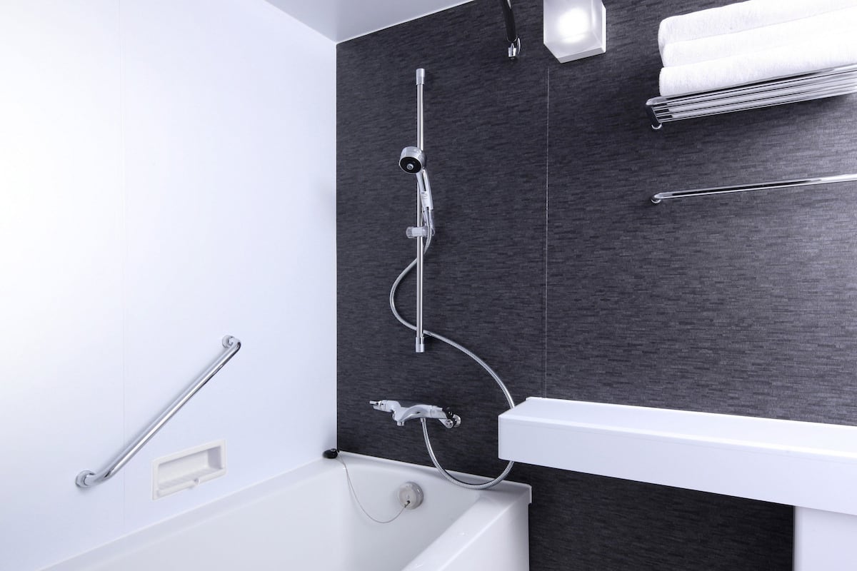 Minibar, caja de seguridad en la habitación y escritorio