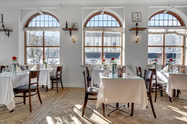 Der serveres frokost og aftensmad
