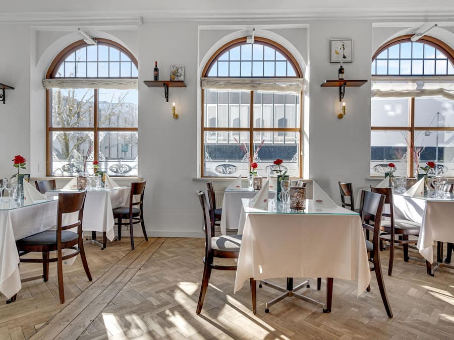 Lunch and dinner served, international cuisine