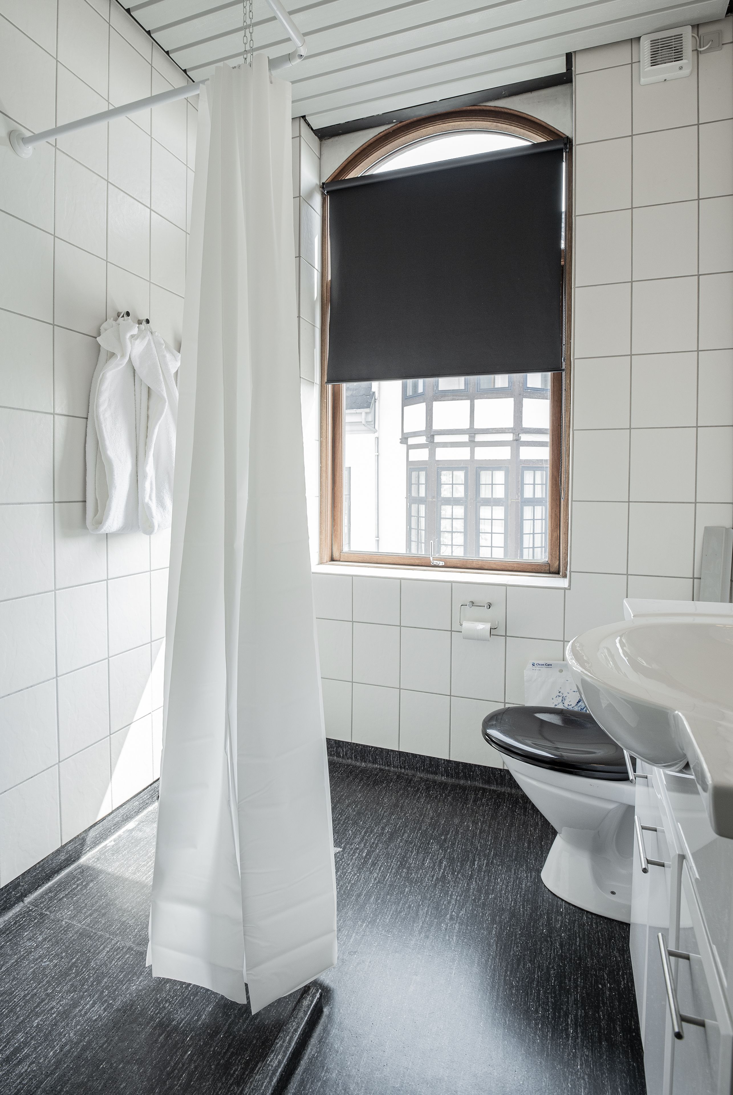 Een douche, gratis toiletartikelen, een haardroger, handdoeken