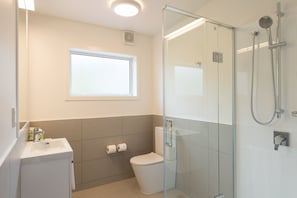 Shower, free toiletries, hair dryer, towels - Heartland Hotel Glacier Country (Fox Glacier)