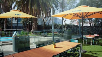 Breakfast, dinner and brunch served