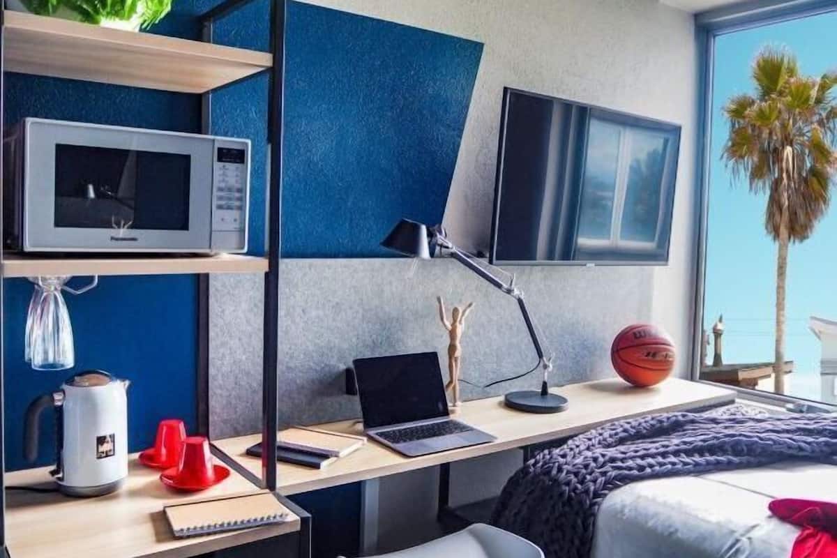 デスク、ノートパソコン用作業スペース、アイロン / アイロン台、WiFi (無料)