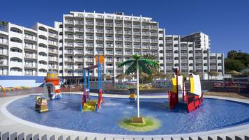 Piscina externa, guarda-sóis, espreguiçadeiras