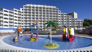 Outdoor pool, pool umbrellas, pool loungers - Medplaya Hotel Bali (Benalmádena)
