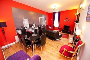 Comfort Apartment, 3 Bedrooms, Accessible, Kitchen | Living area | Flat-screen TV