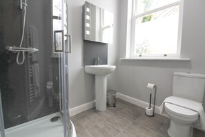Shower, hair dryer, towels - Scarborough Travel and Holiday Lodge (Scarborough)
