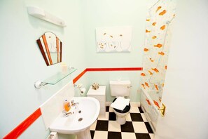Comfort Apartment, 3 Bedrooms, Accessible, Kitchen | Bathroom | Shower, hair dryer, towels - Scarborough Travel and Holiday Lodge (Scarborough)