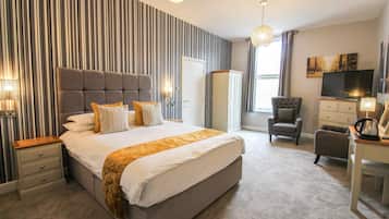 Executive Double Room, 1 King Bed, Accessible, Ensuite | Iron/ironing board, free WiFi