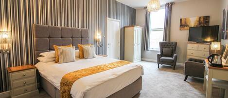 Executive Double Room, 1 King Bed, Accessible, Ensuite | Iron/ironing board, free WiFi