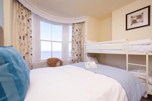 Tabla de planchar con plancha y cunas o camas infantiles gratuitas