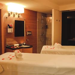 Couples treatment room(s), sauna, hot tub, steam room