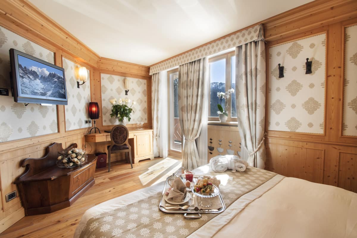 Ropa de cama de alta calidad, cubrecamas y minibar