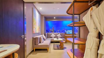 Family Room | Hypo-allergenic bedding, pillow-top beds, in-room safe, desk