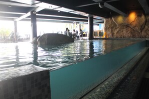 Innendørsbasseng
