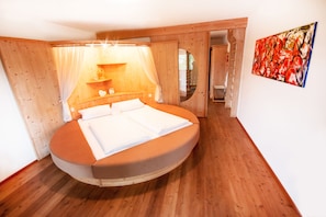 Romantic Double Room | Hypo-allergenic bedding, individually furnished, free WiFi, bed sheets