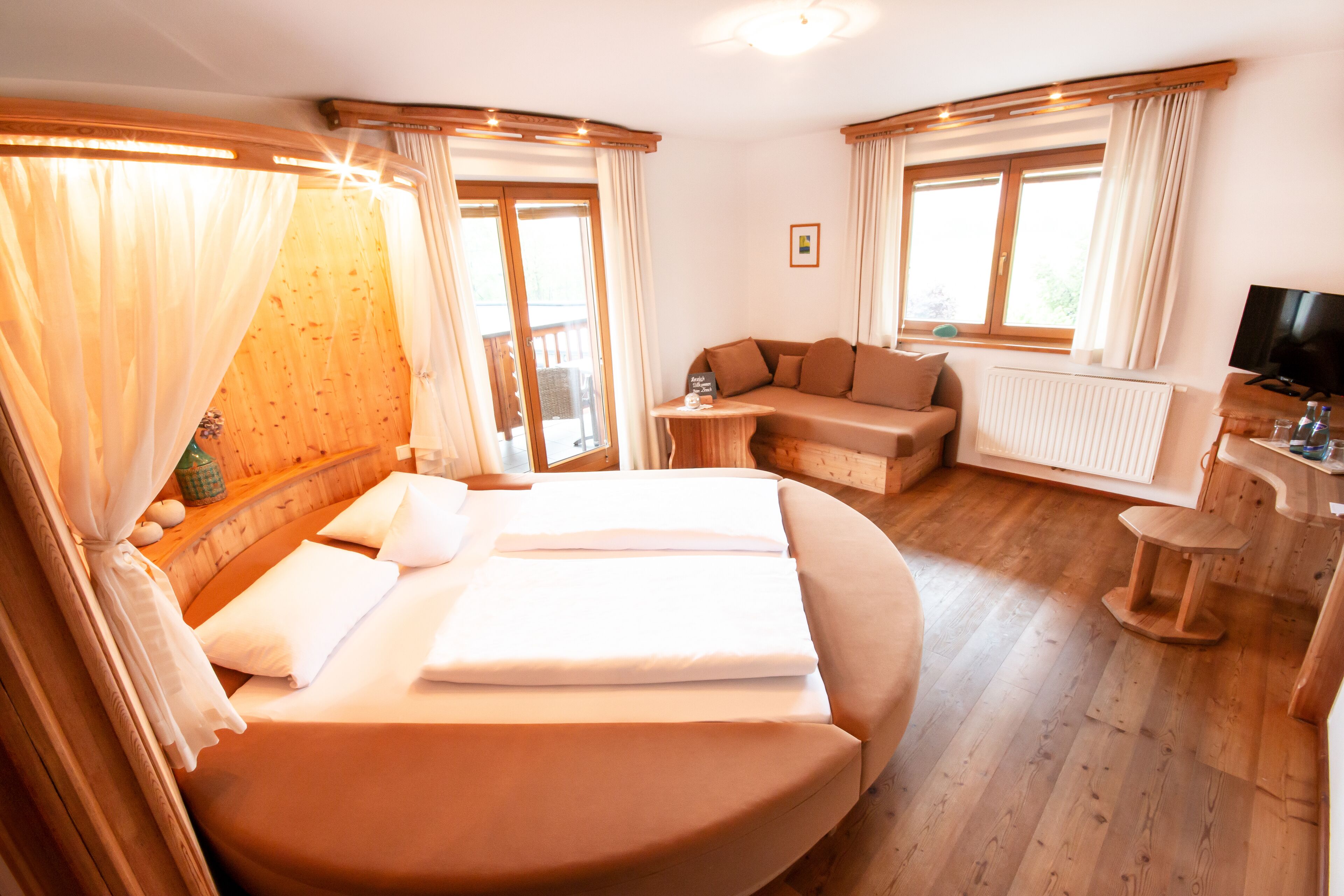 romantic double room | hypo-allergenic bedding, individually furnished, free wifi, bed sheets