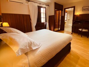 Chambre Confort double ou avec lits jumeaux | Coffre-fort, bureau, rideaux dâobscurcissement, accĂšs au Wi-Fi (inclus)