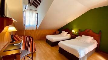 Habitación triple | Caja fuerte, escritorio, cortinas opacas y wifi gratis