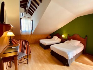Triple Room | In-room safe, desk, blackout curtains, free WiFi - Hotel El Tejo (Comillas)