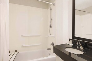 Ilmaiset hygieniatuotteet, hiustenkuivaaja, pyyhkeet
