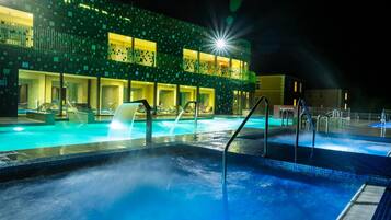 Innenpool, Außenpool, Sonnenschirme