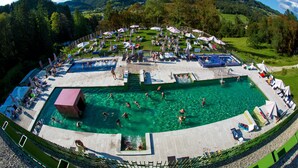 Indendørs pool, udendørs pool, parasoller