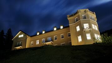 Fassade der Unterkunft – Abend/Nacht