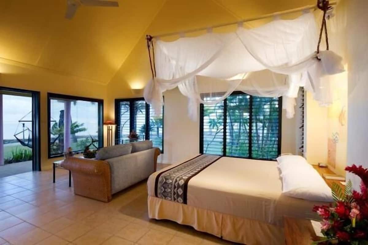 Caja de seguridad en la habitación y cortinas blackout