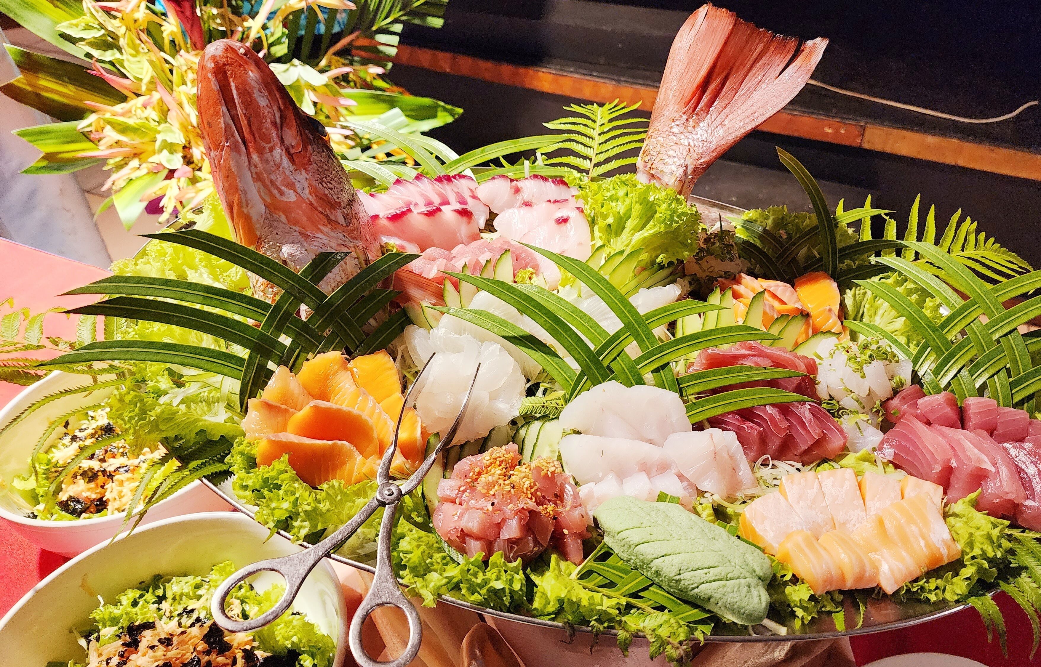 3 restaurants, breakfast, lunch, dinner served; local cuisine