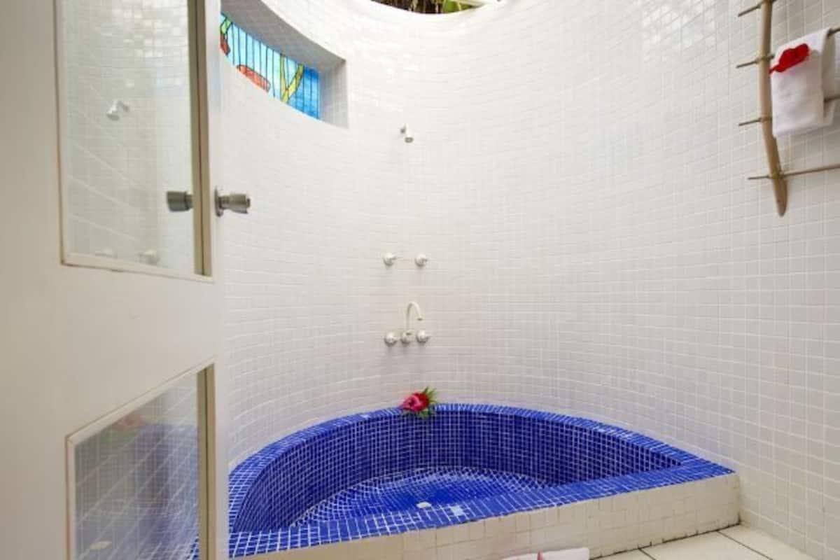 Salle de bain | Baignoire et douche séparées, douche à « effet pluie »